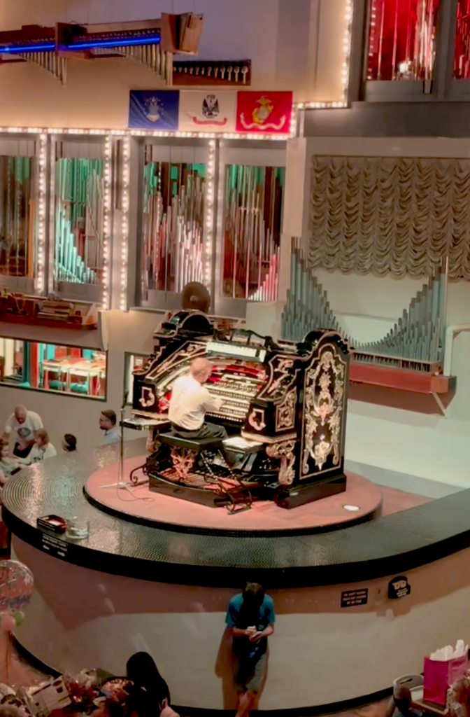 Entertainment, Organ Stop Pizza, Mesa